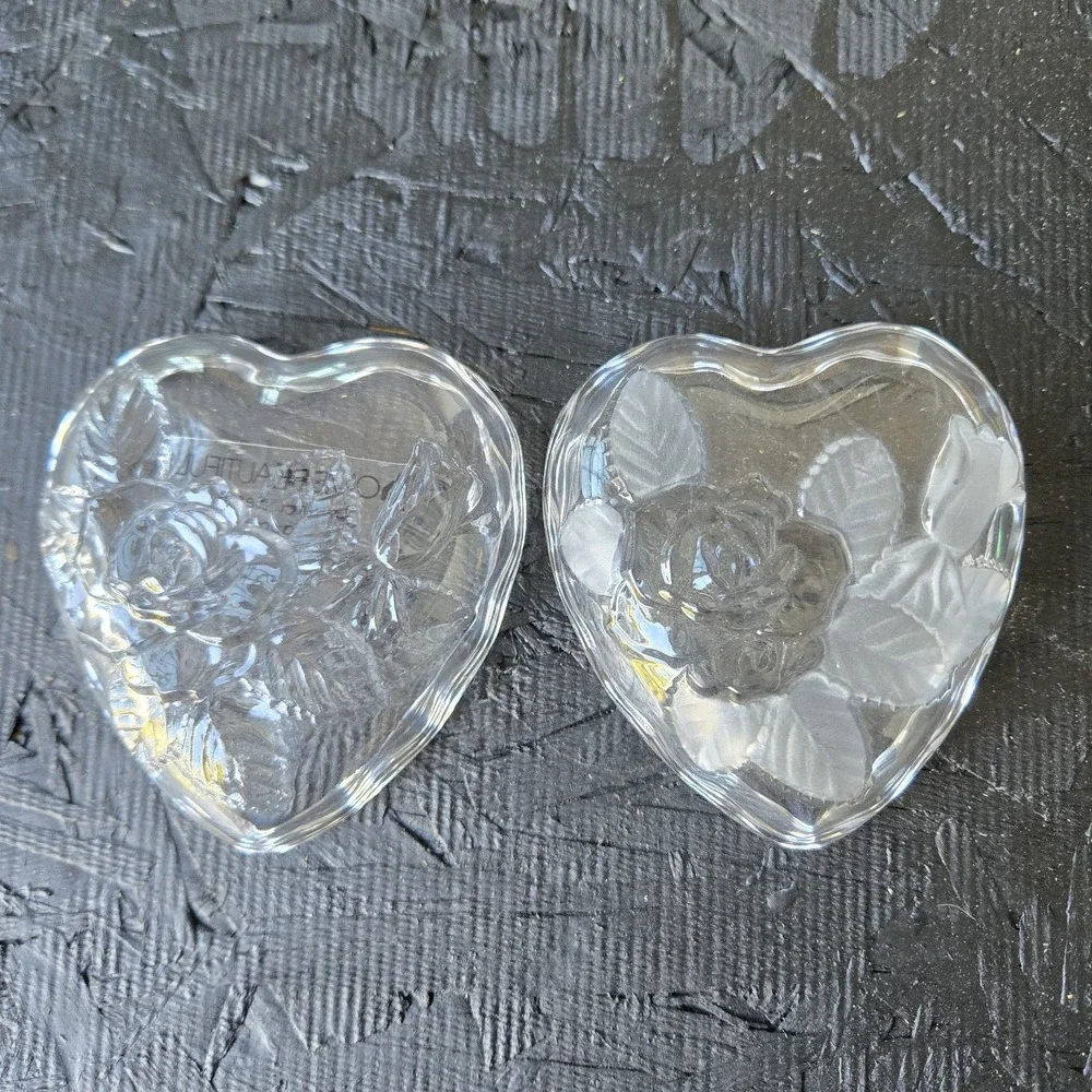 Vintage Heart shaped clear Glass Trinket Box Rose Flowers & Leaves Jewelry Catch
